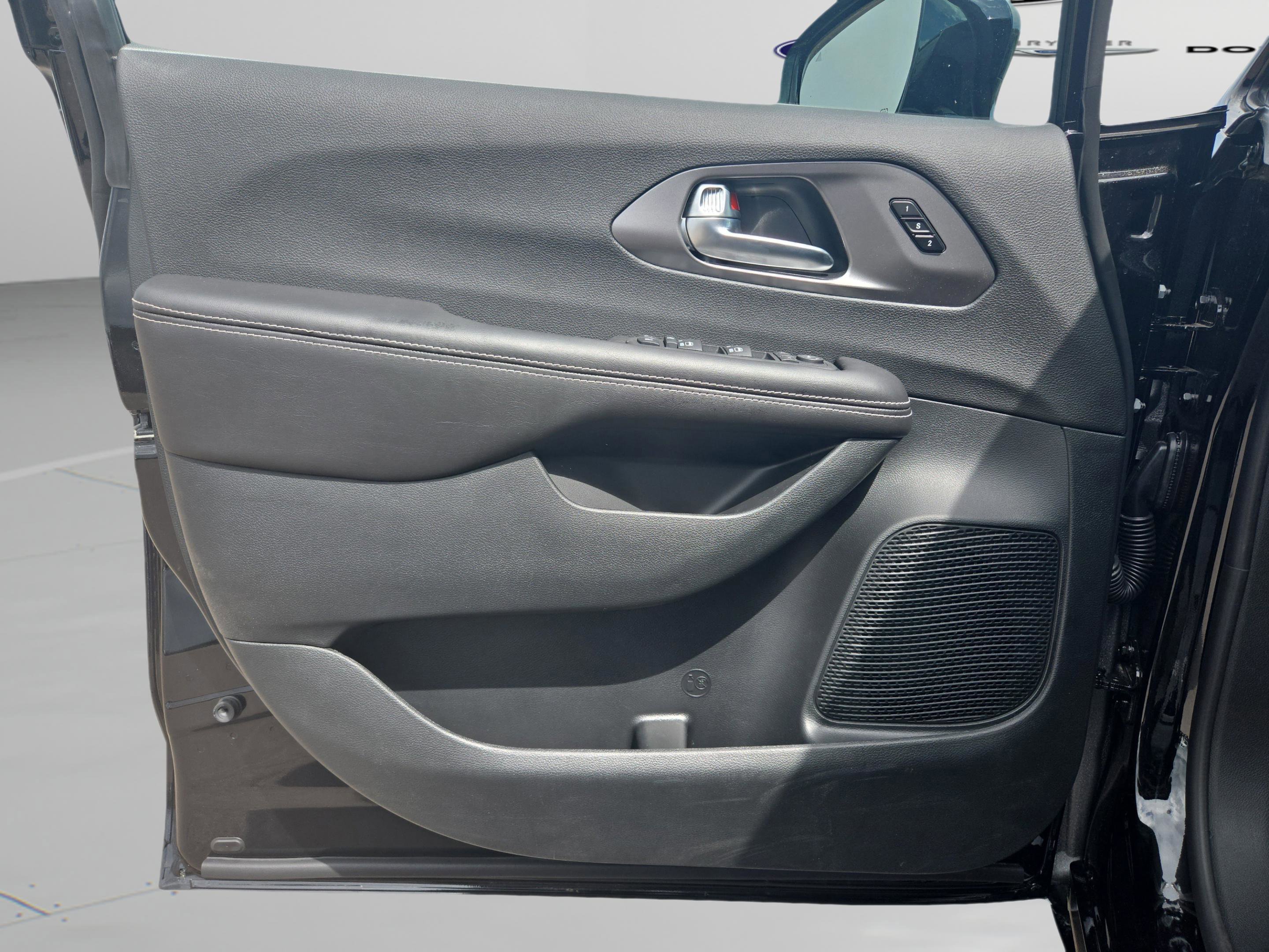 New 2026 Chrysler Pacifica Select image 27