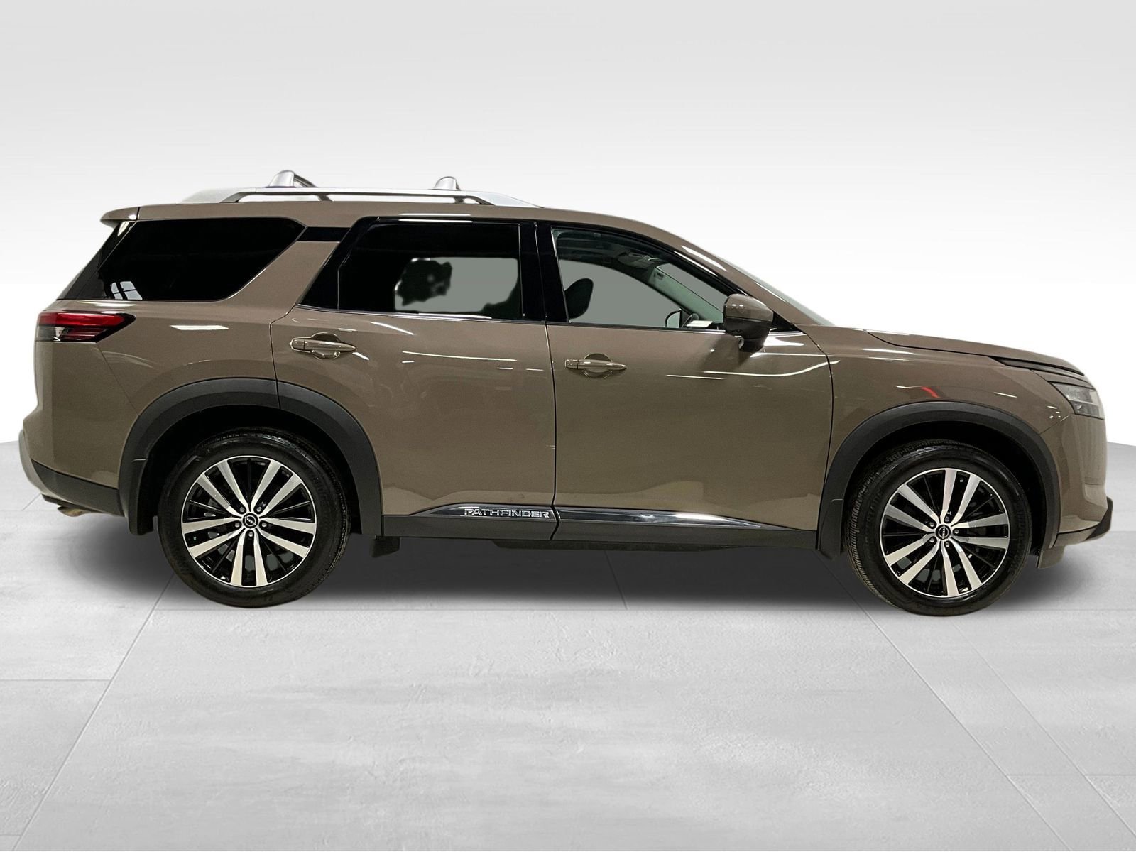 Used 2023 Nissan Pathfinder Platinum image 3