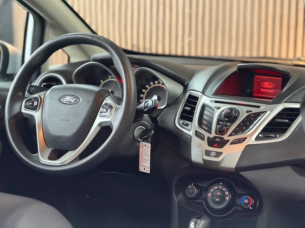 Used 2013 Ford Fiesta SE FWD image 3