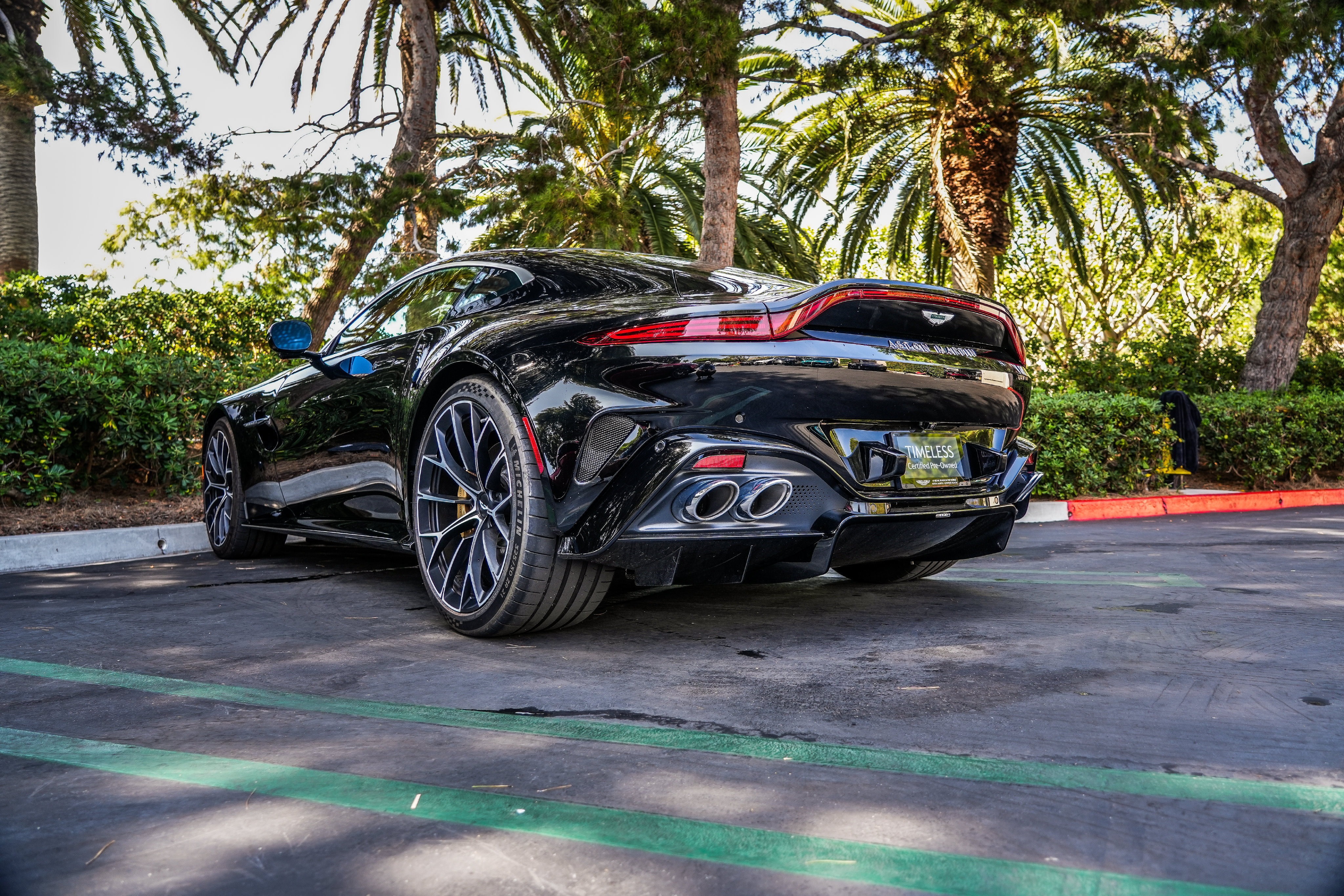 Used 2025 Aston Martin V8 Vantage Coupe RWD image 28
