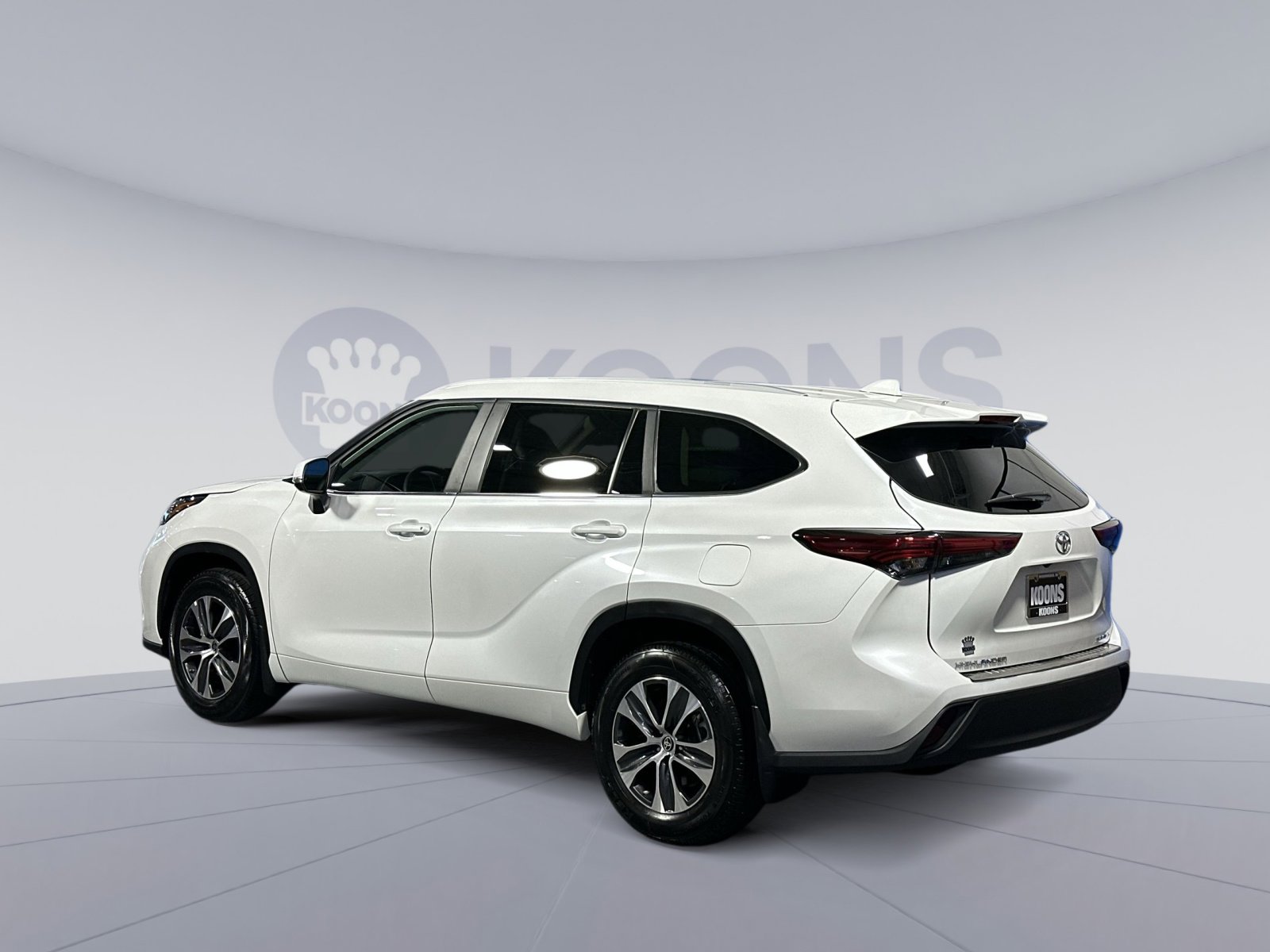 Used 2023 Toyota Highlander XLE image 4