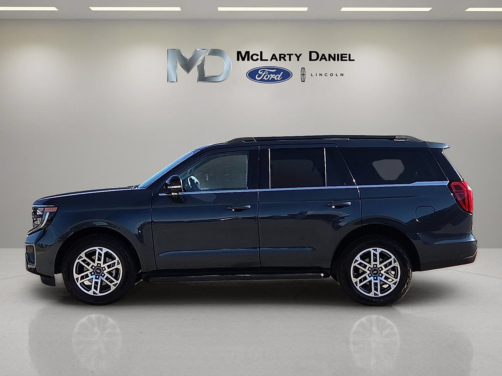 Used 2025 Ford Expedition Active AWD/4WD image 3