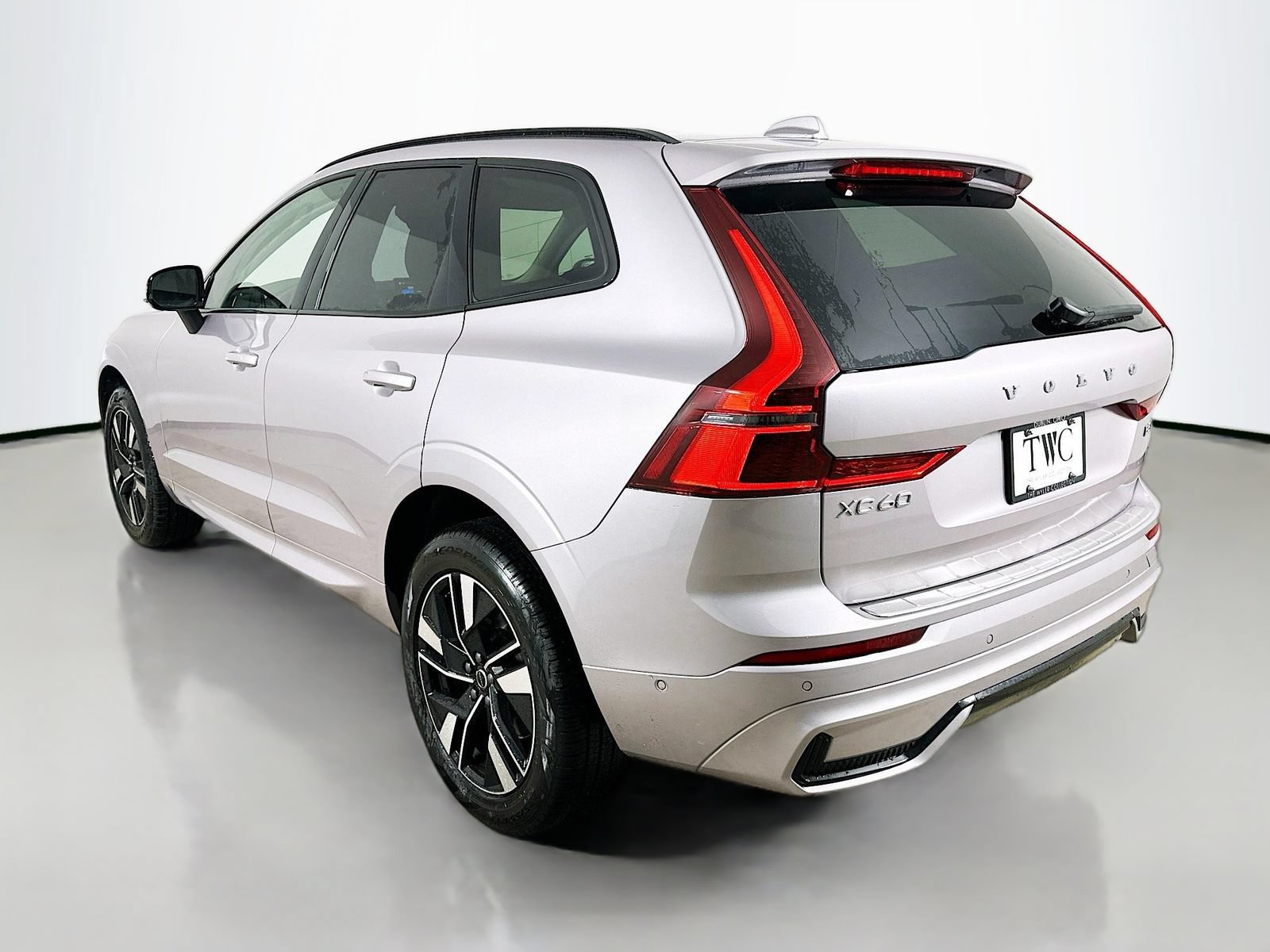 New 2026 Volvo XC60 B5 Plus w/ Protection Package Premier AWD/4WD image 7