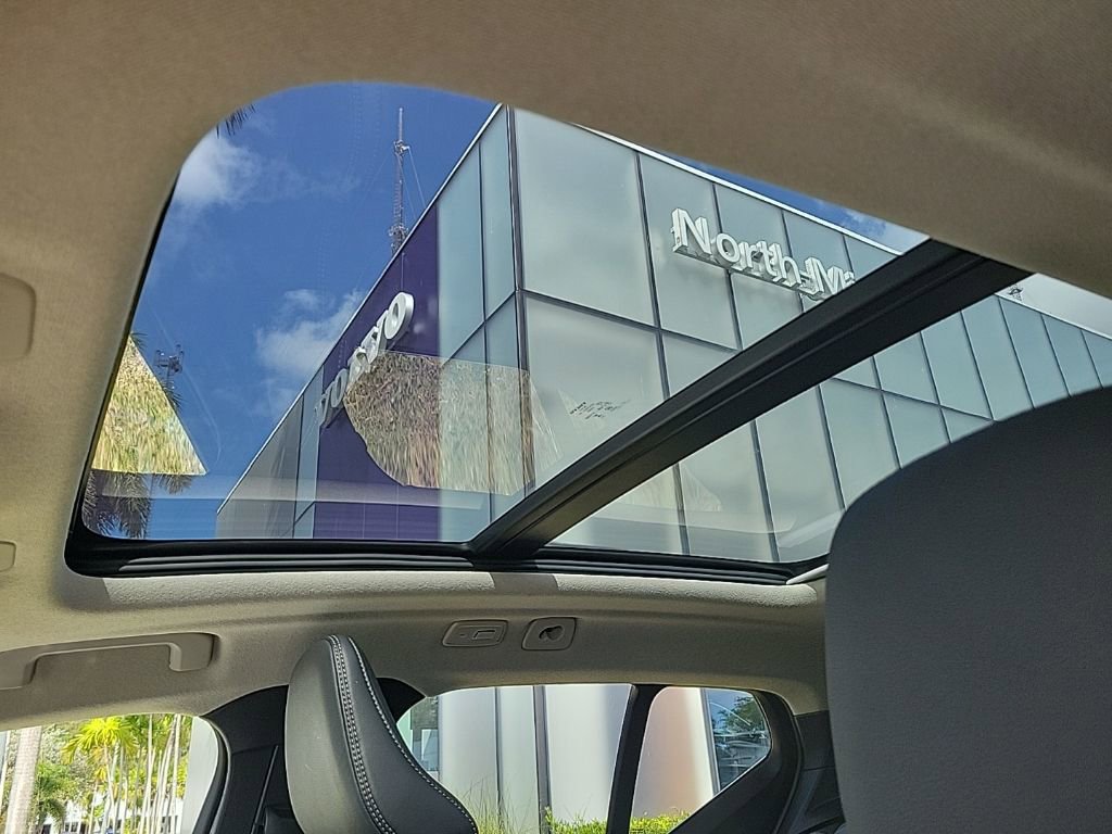 Used 2025 Volvo XC40 B5 Core image 6