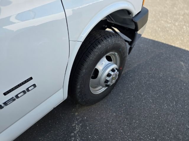 New 2024 Chevrolet Express 4500 w/ Power Convenience Package RWD image 11