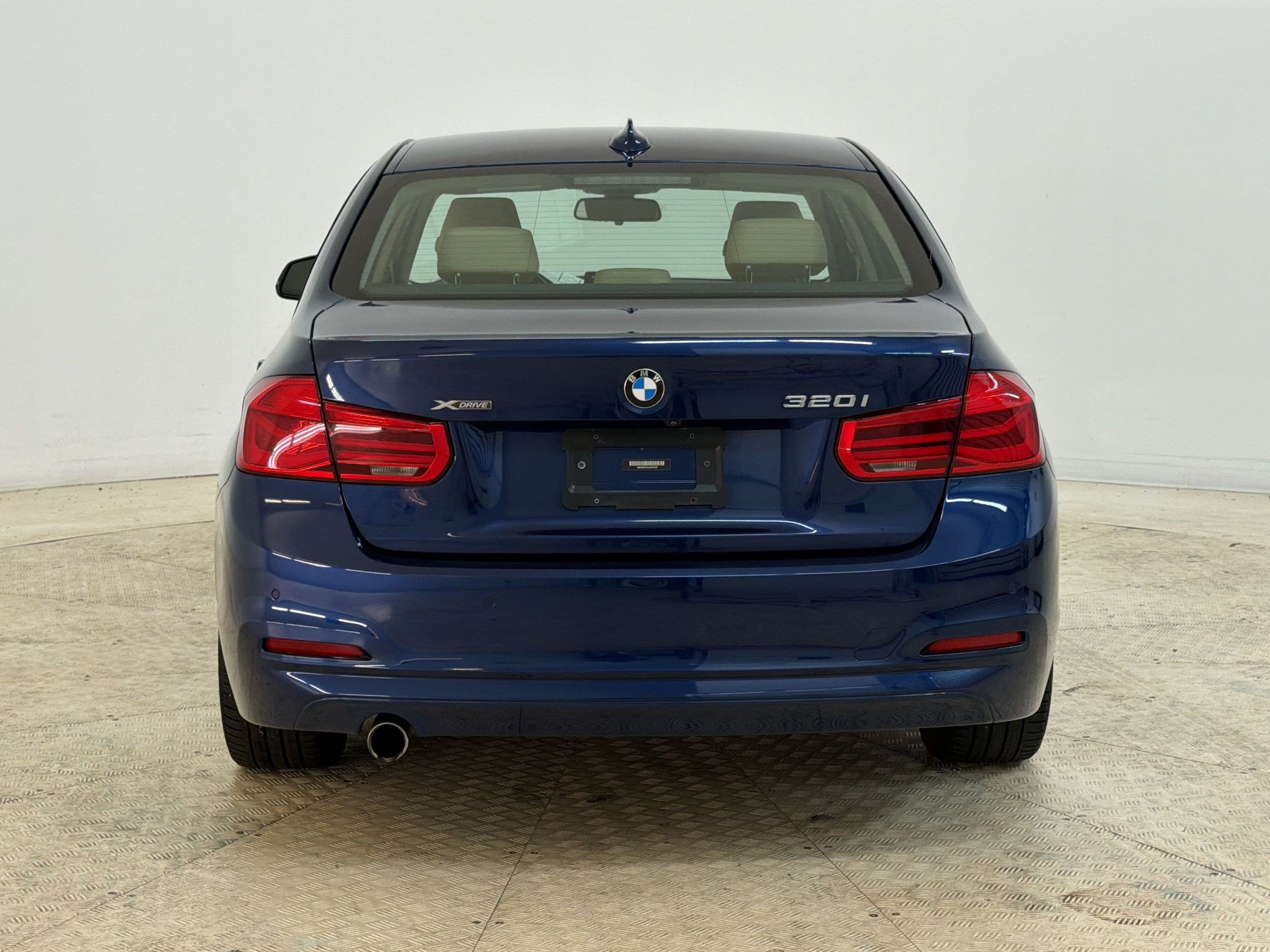 Used 2018 BMW 320i xDrive Sedan w/ Convenience Package AWD/4WD image 10