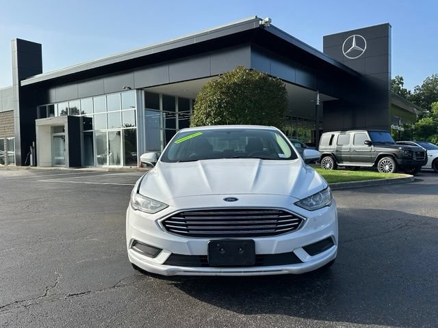 Used 2017 Ford Fusion SE w/ Fusion SE Technology Package FWD image 3