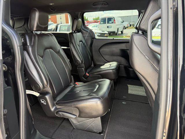 Used 2026 Chrysler Pacifica Select image 4