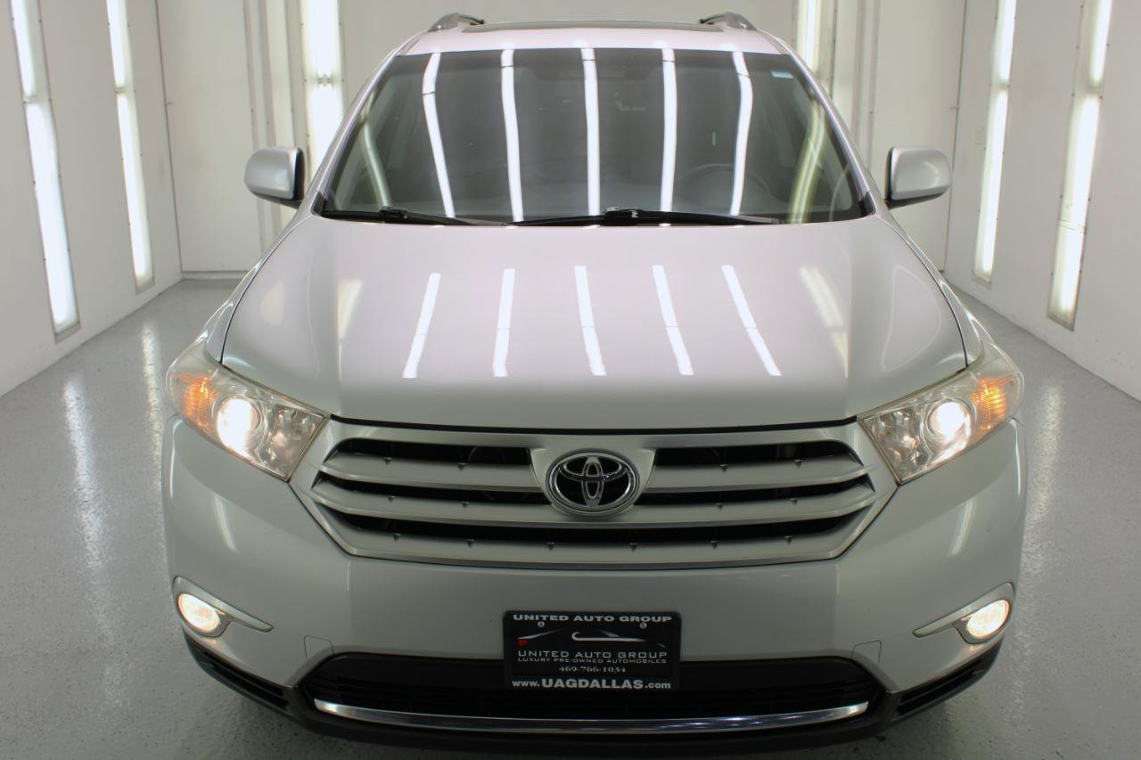 Used 2011 Toyota Highlander SE w/ Tow Pkg FWD image 3