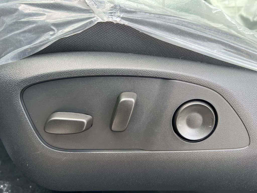 New 2026 Chevrolet Traverse LT image 9