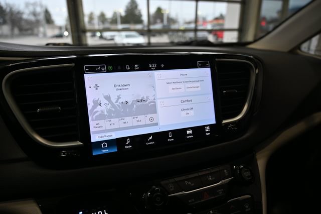 Used 2024 Chrysler Pacifica Touring-L FWD image 15