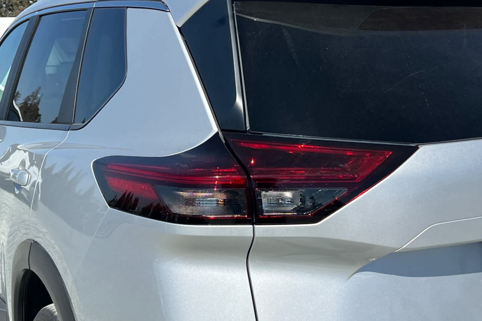 Used 2023 Nissan Rogue SV FWD image 13