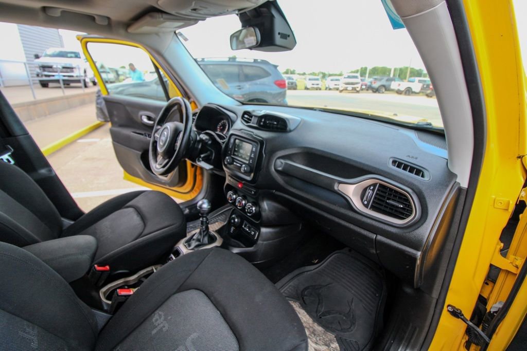 Used 2015 Jeep Renegade Latitude w/ Cold Weather Group II AWD/4WD image 17