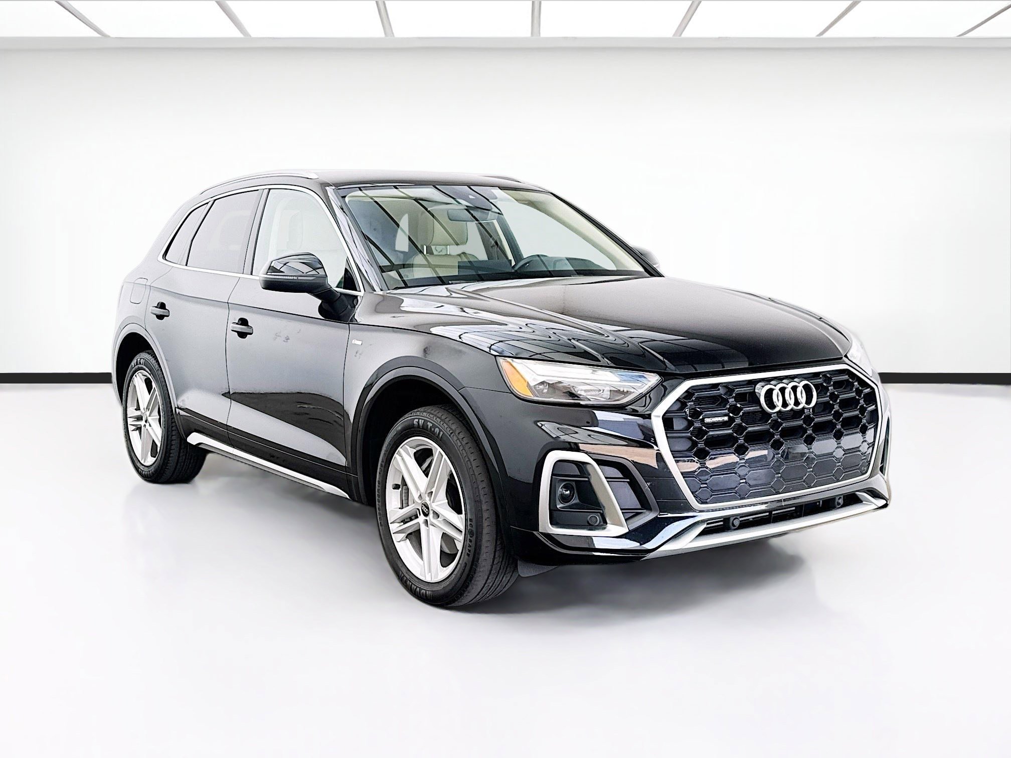 Used 2022 Audi Q5 e Premium w/ Convenience Package image 3