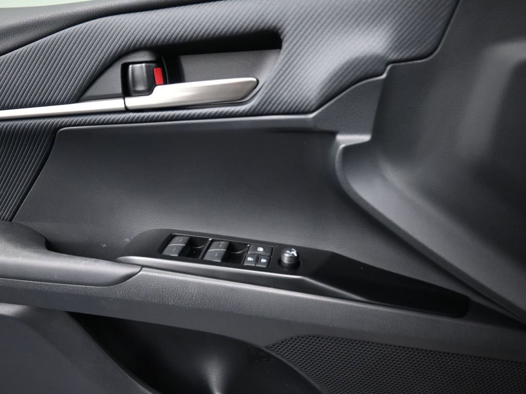 Used 2025 Toyota Camry SE image 12