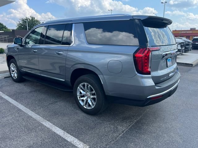 Used 2022 GMC Yukon XL SLT w/ SLT Premium Package AWD/4WD image 2