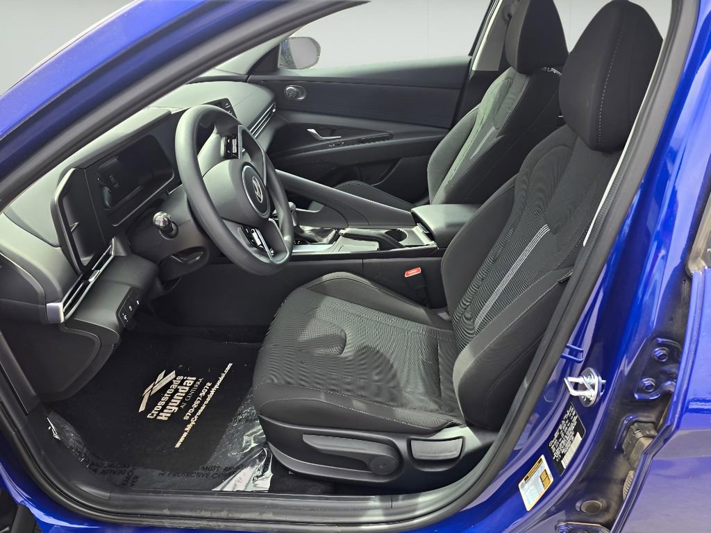 Used 2025 Hyundai Elantra SE w/ Cargo Package image 12