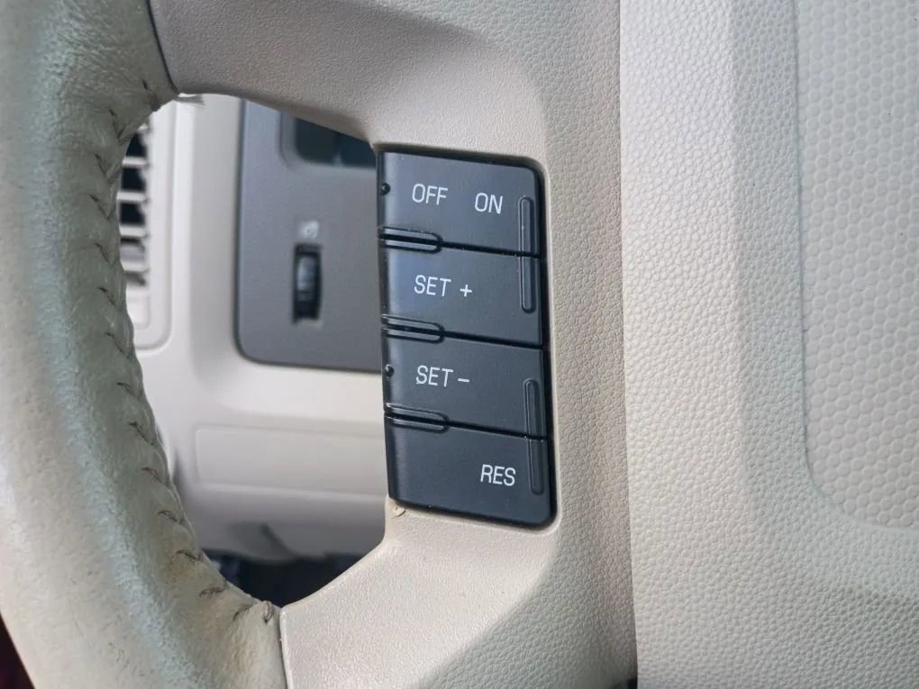 Used 2009 Ford Escape XLS image 15