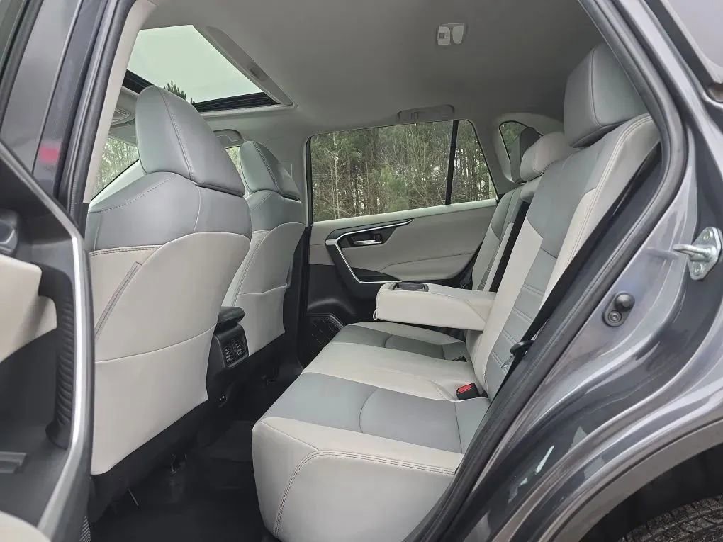 Used 2021 Toyota RAV4 XLE Premium image 41