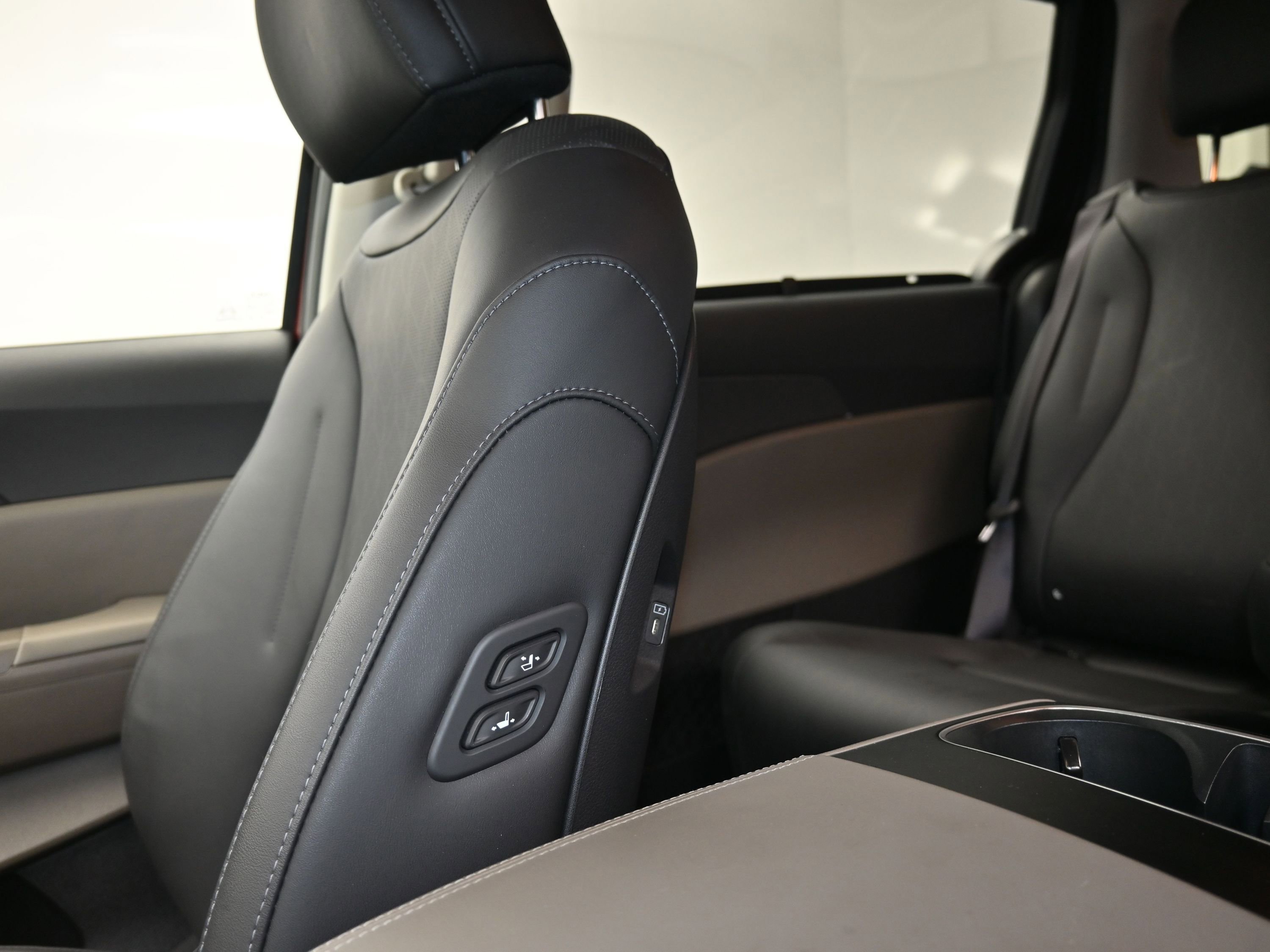 Used 2025 Kia Carnival EX image 21