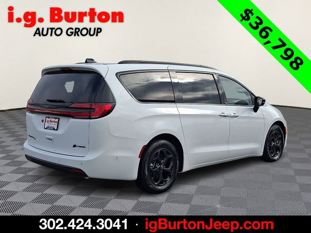 Used 2025 Chrysler Pacifica Premium image 6