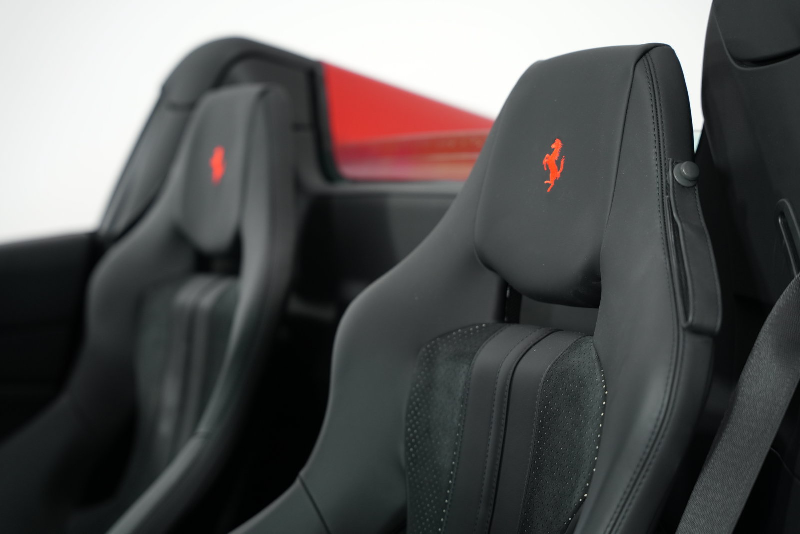 Used 2023 Ferrari F8 Spider RWD image 48