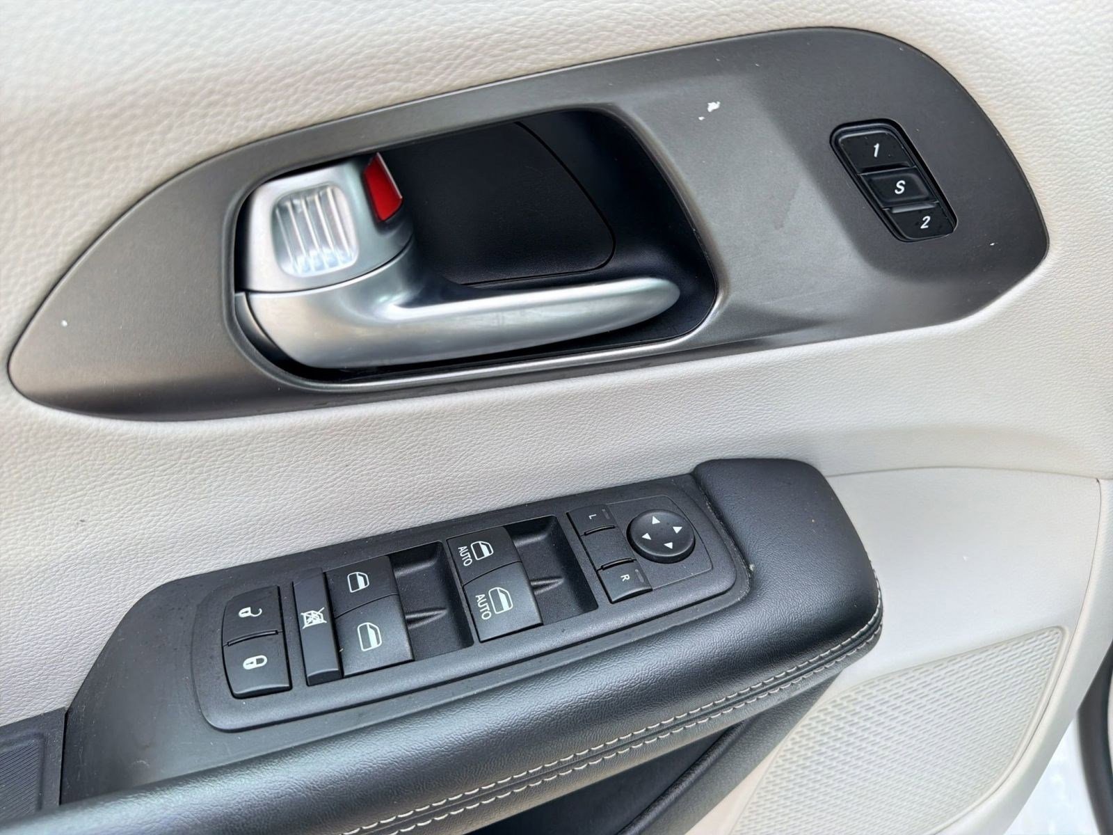 Used 2024 Chrysler Pacifica Touring-L image 20