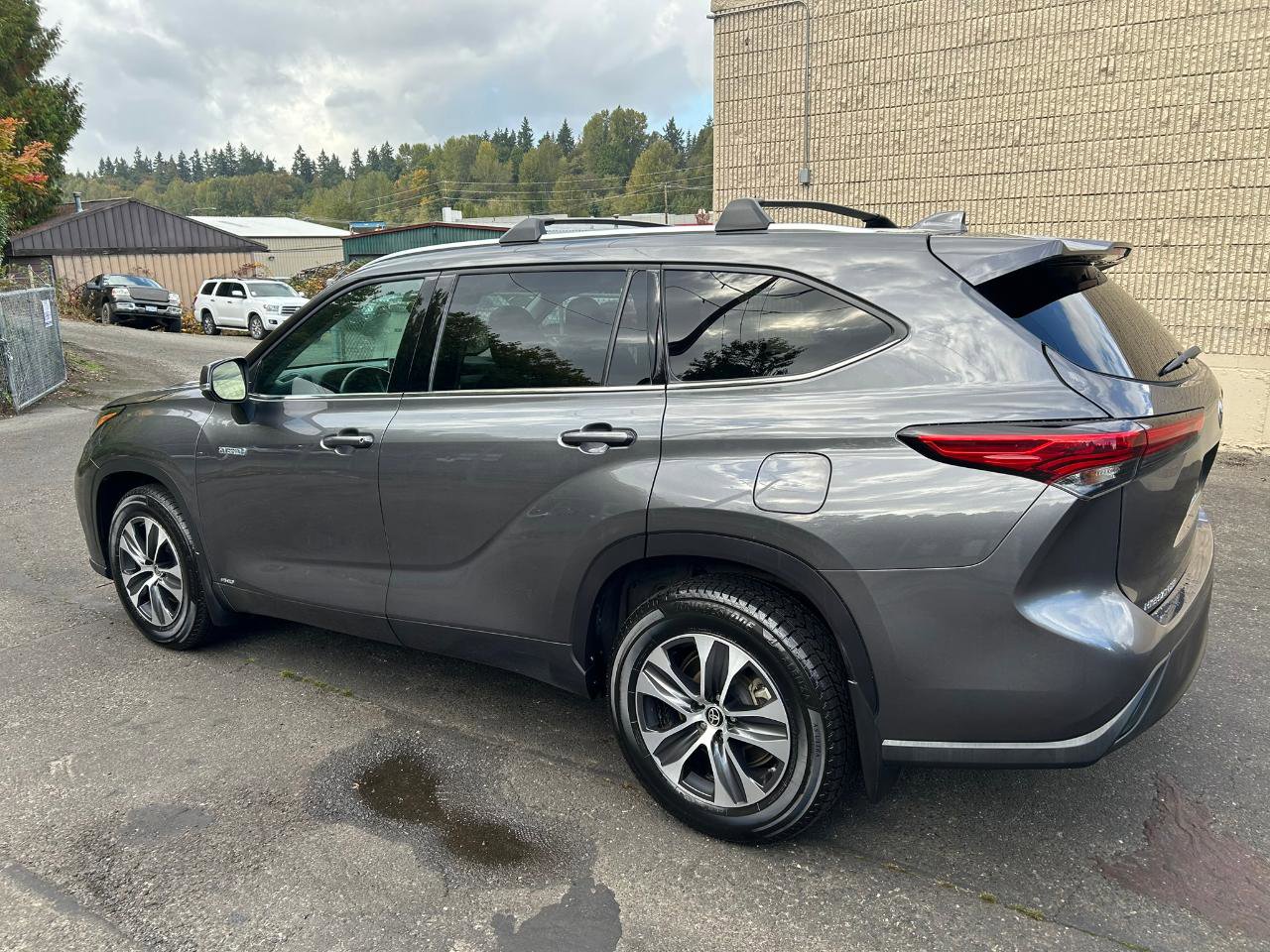 Used 2021 Toyota Highlander XLE AWD/4WD image 6