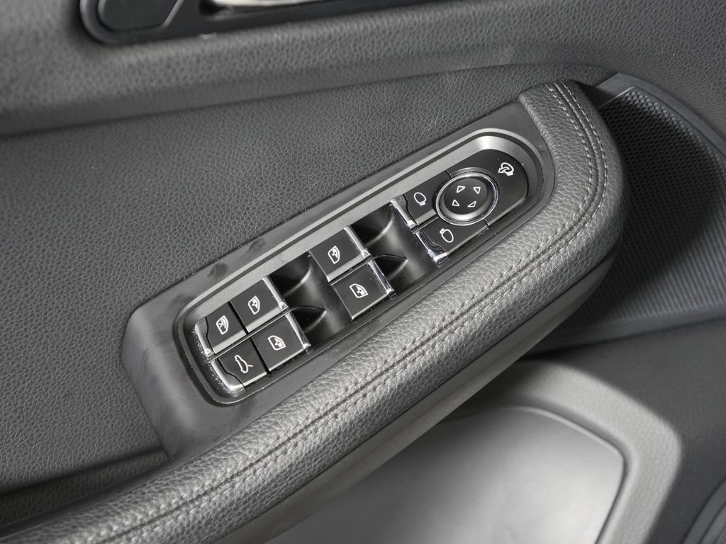 Certified 2023 Porsche Macan S AWD/4WD image 19