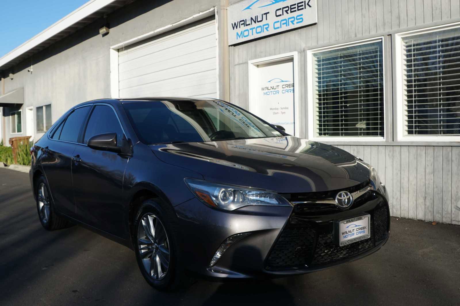 Used 2017 Toyota Camry SE w/ Moonroof Package image 26