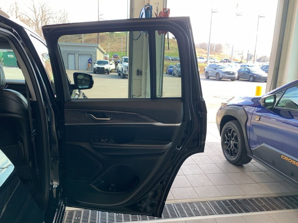 Used 2023 Jeep Grand Cherokee Limited image 18