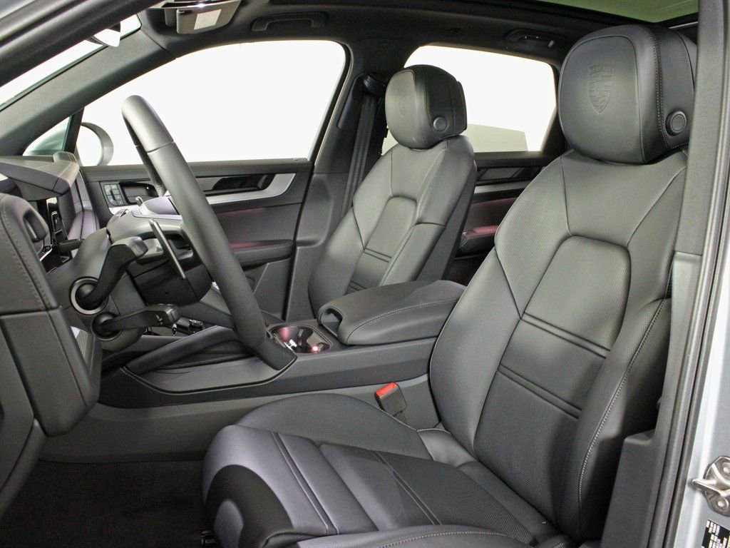Certified 2025 Porsche Cayenne image 5