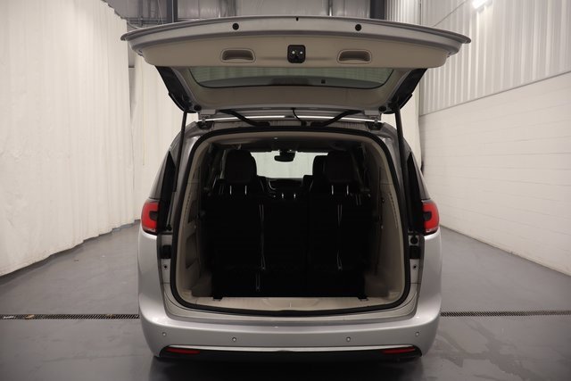 Used 2024 Chrysler Pacifica Touring-L image 18