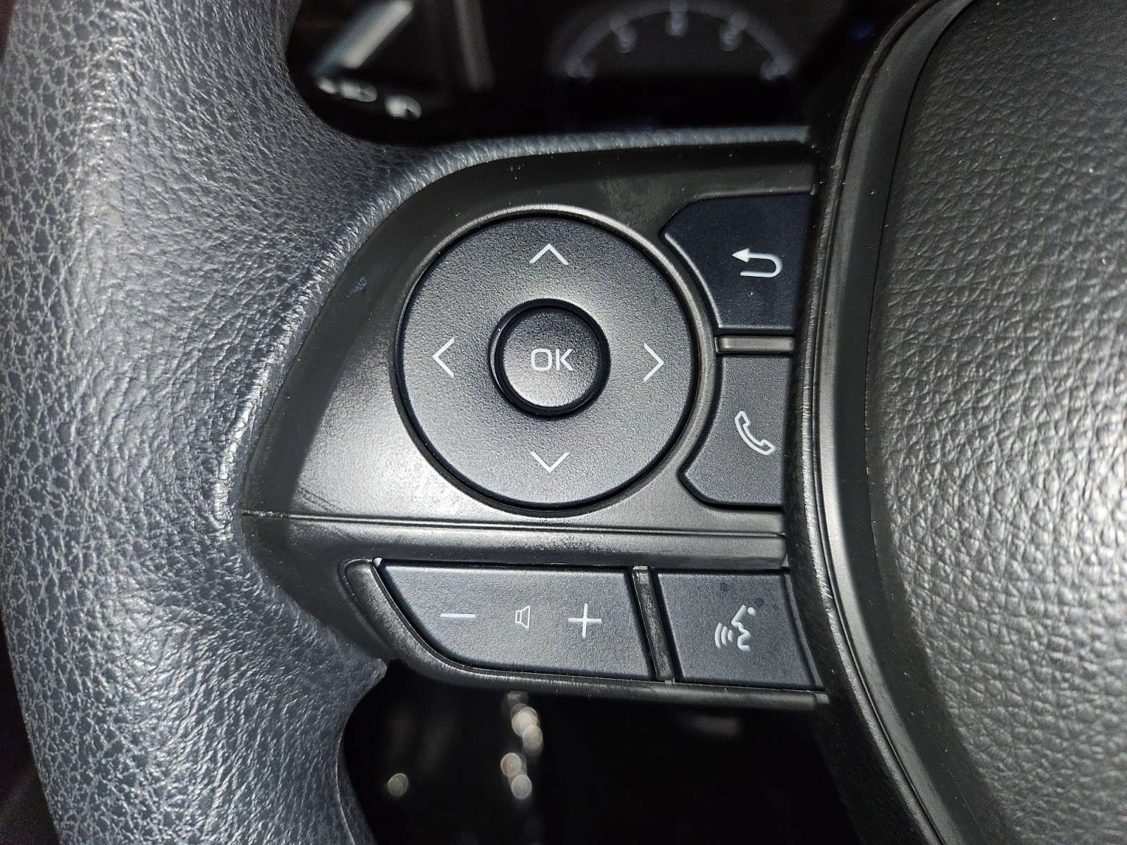 Used 2025 Toyota Corolla LE FWD image 30