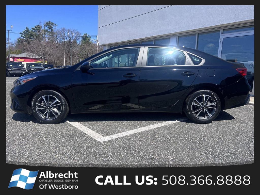 Used 2023 Kia Forte LXS w/ LXS Technology Package FWD image 2