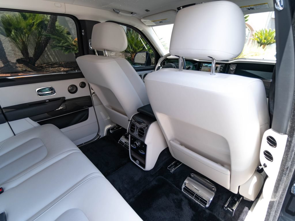 Used 2025 Rolls-Royce Cullinan Black Badge AWD/4WD image 32