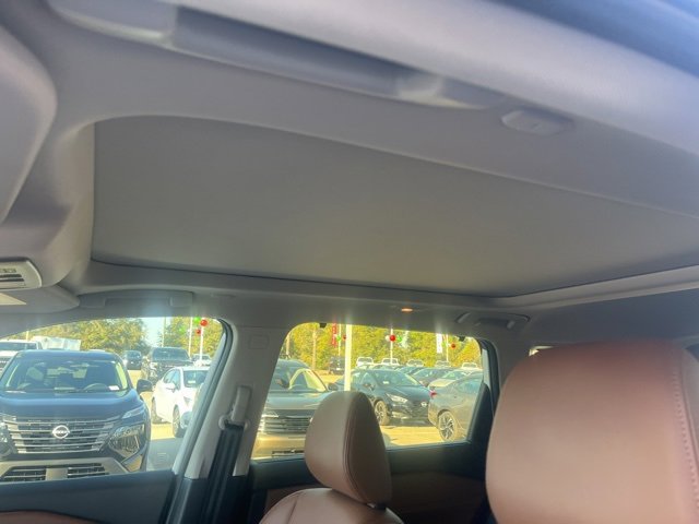 Used 2024 Nissan Rogue Platinum w/ Platinum Premium Package image 11