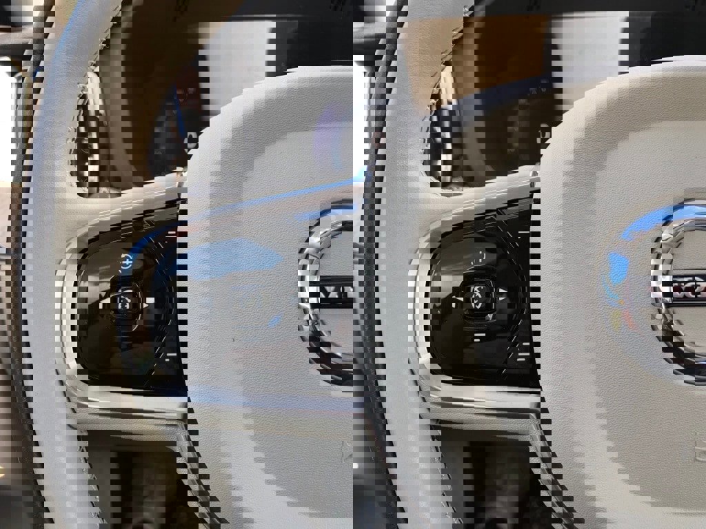 Used 2023 Volvo XC60 T8 Plus image 22