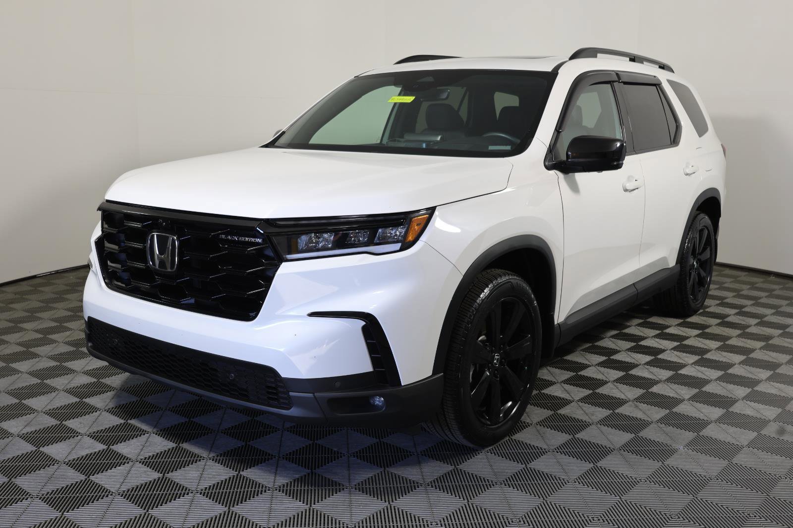 Used 2025 Honda Pilot Black Edition image 1