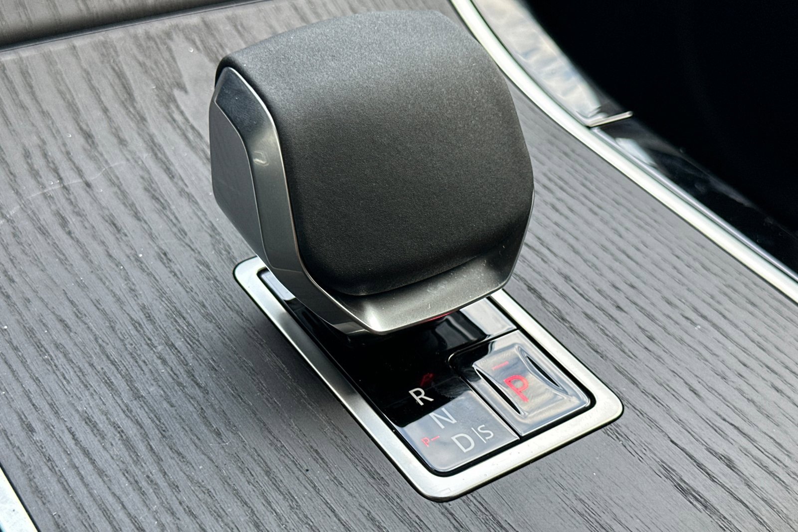 New 2026 Land Rover Range Rover Velar Dynamic SE image 25