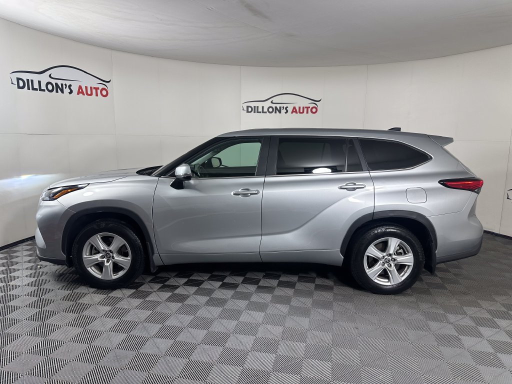 Used 2023 Toyota Highlander LE AWD/4WD image 3