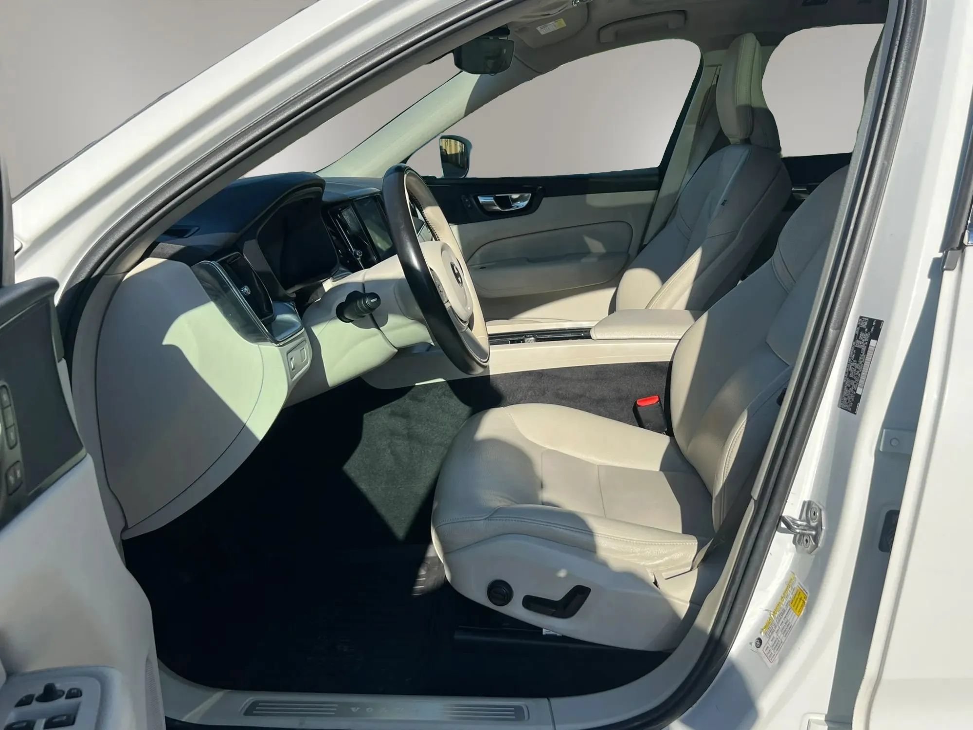 Used 2019 Volvo XC60 T5 Momentum w/ Premium Package AWD/4WD image 28