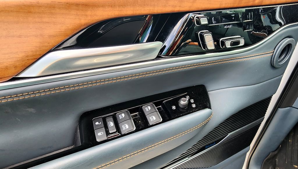 Used 2024 Jeep Grand Wagoneer L Series III w/ Rear Seat Video Group 1 AWD/4WD image 21