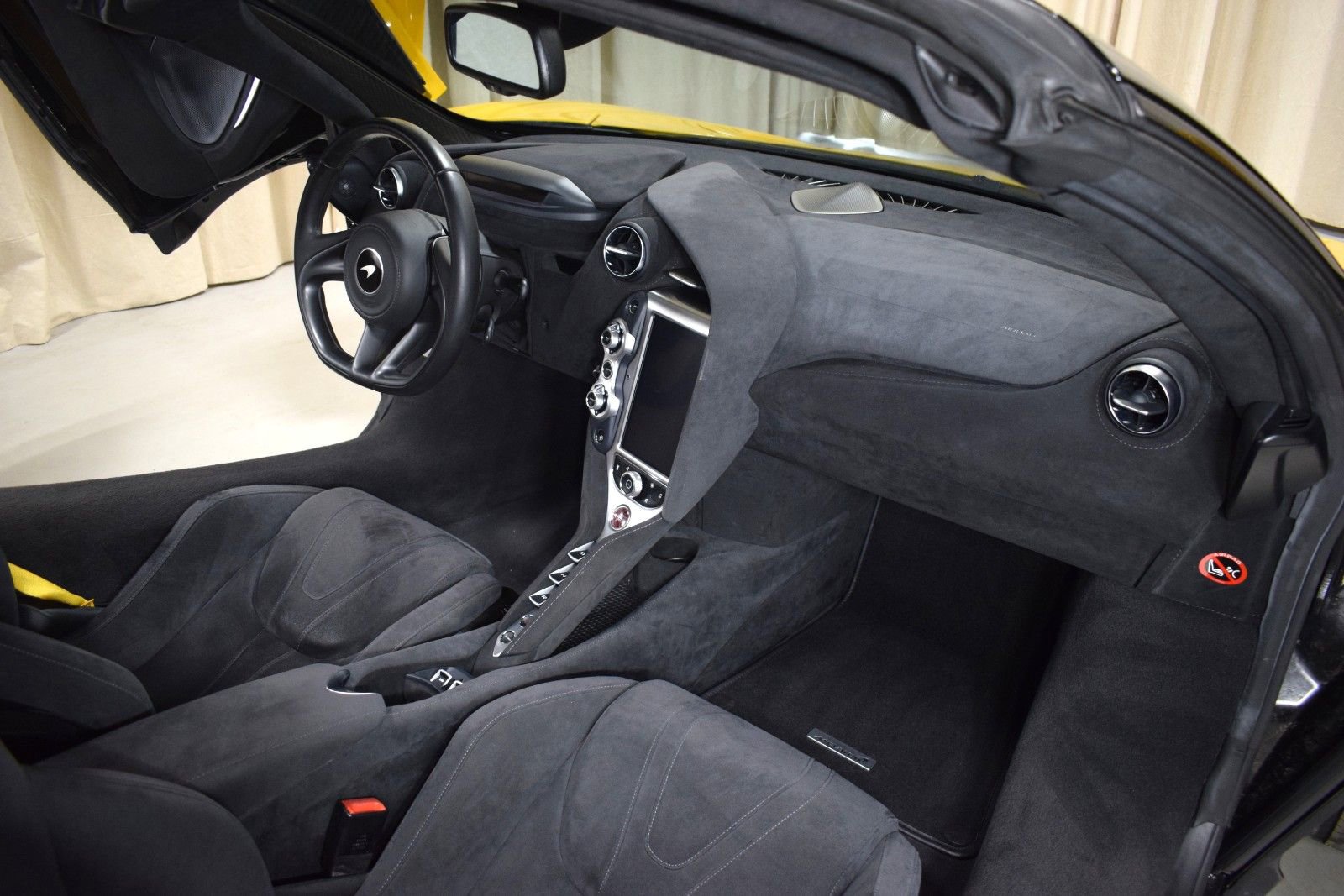 Used 2020 McLaren 720S Performance RWD image 22