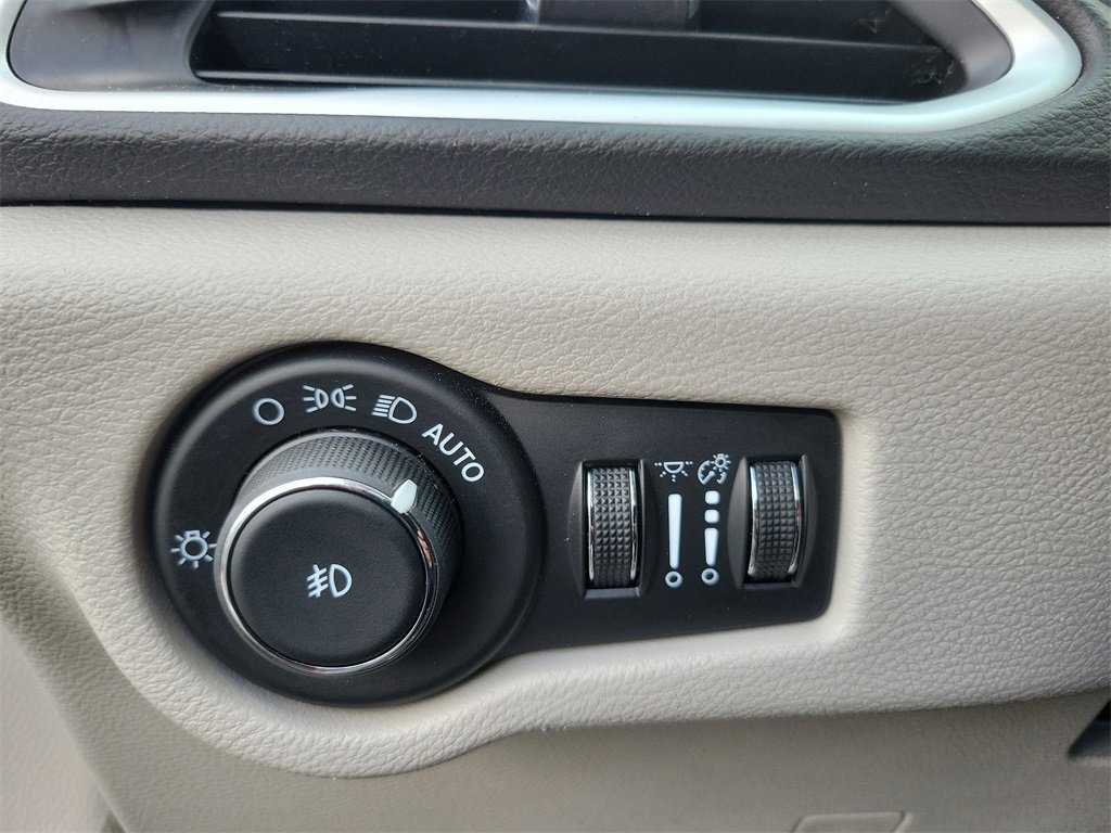 Used 2024 Chrysler Pacifica Touring-L image 13