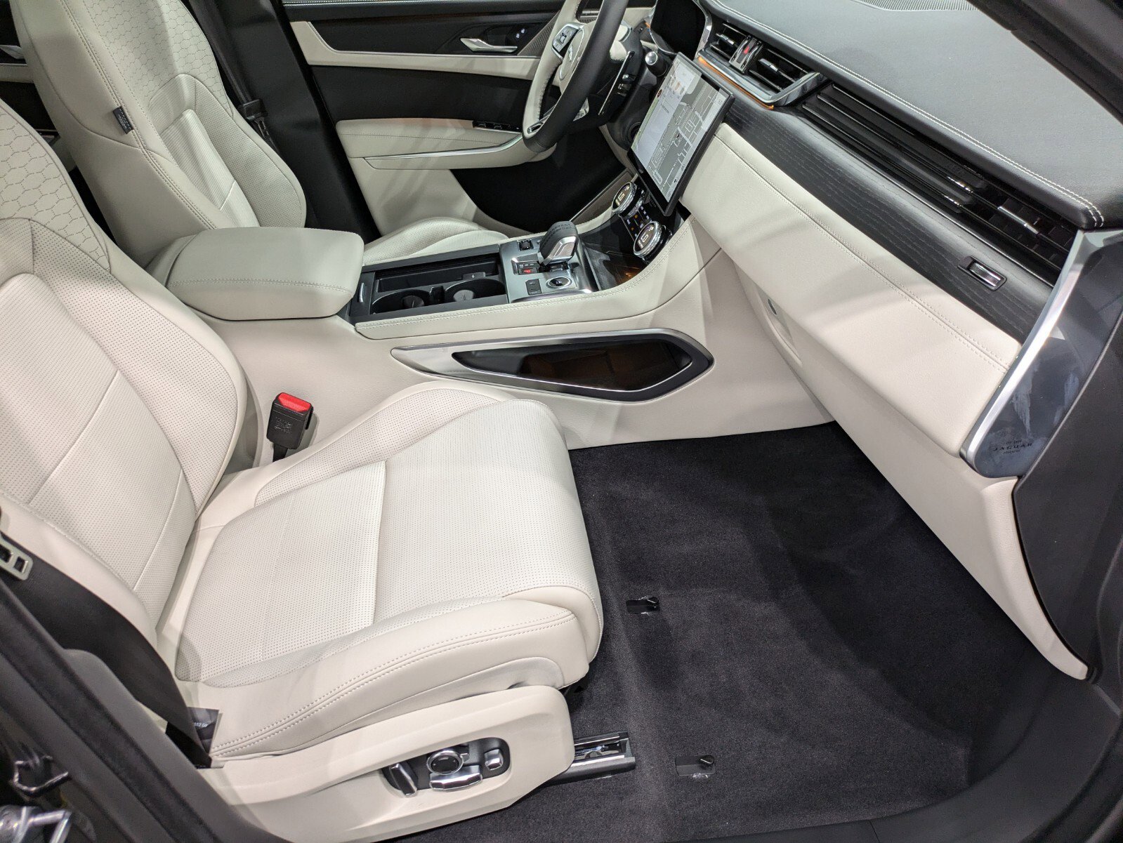 Used 2025 Jaguar F-PACE R-Dynamic S image 23