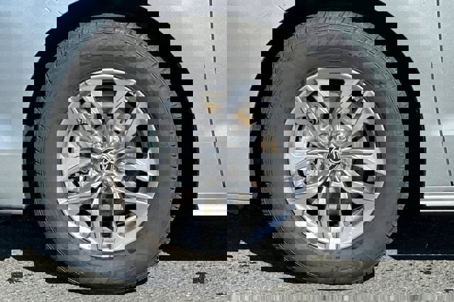 Used 2024 Toyota Sienna LE image 32