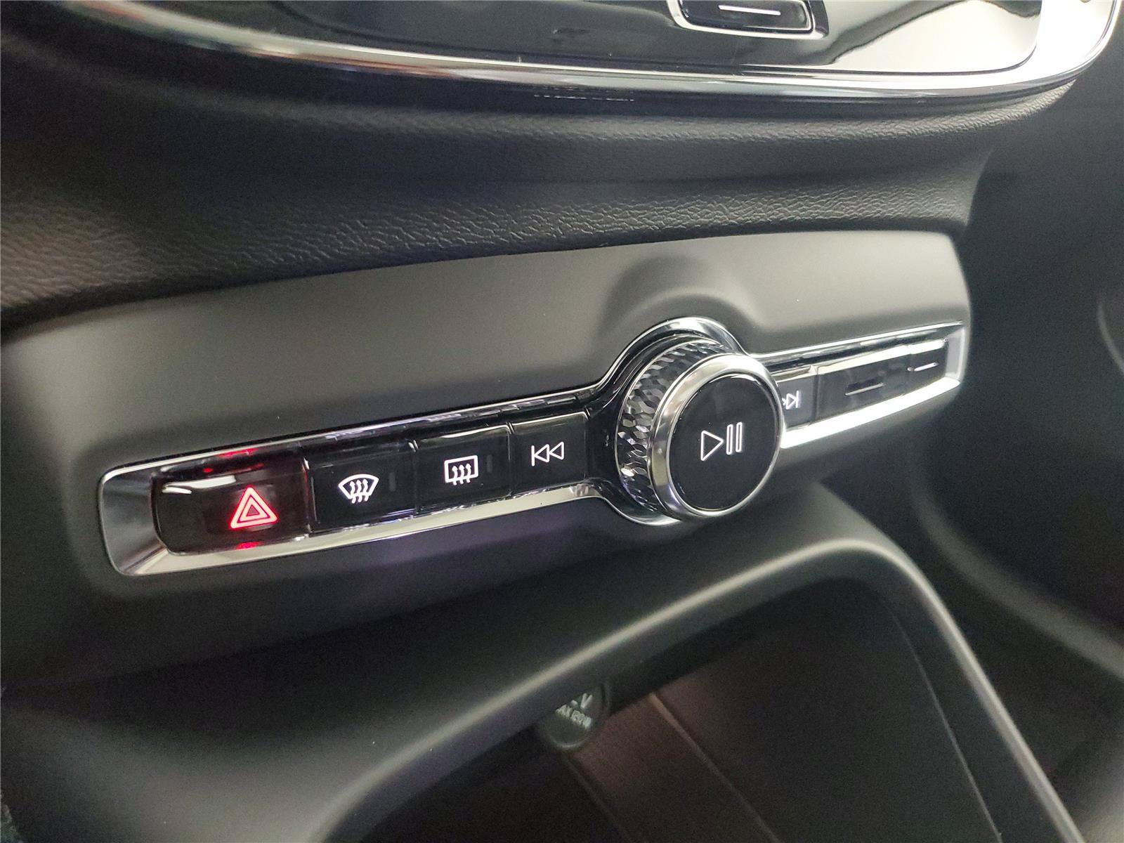 New 2026 Volvo XC40 B5 Plus w/ Climate Package AWD/4WD image 30