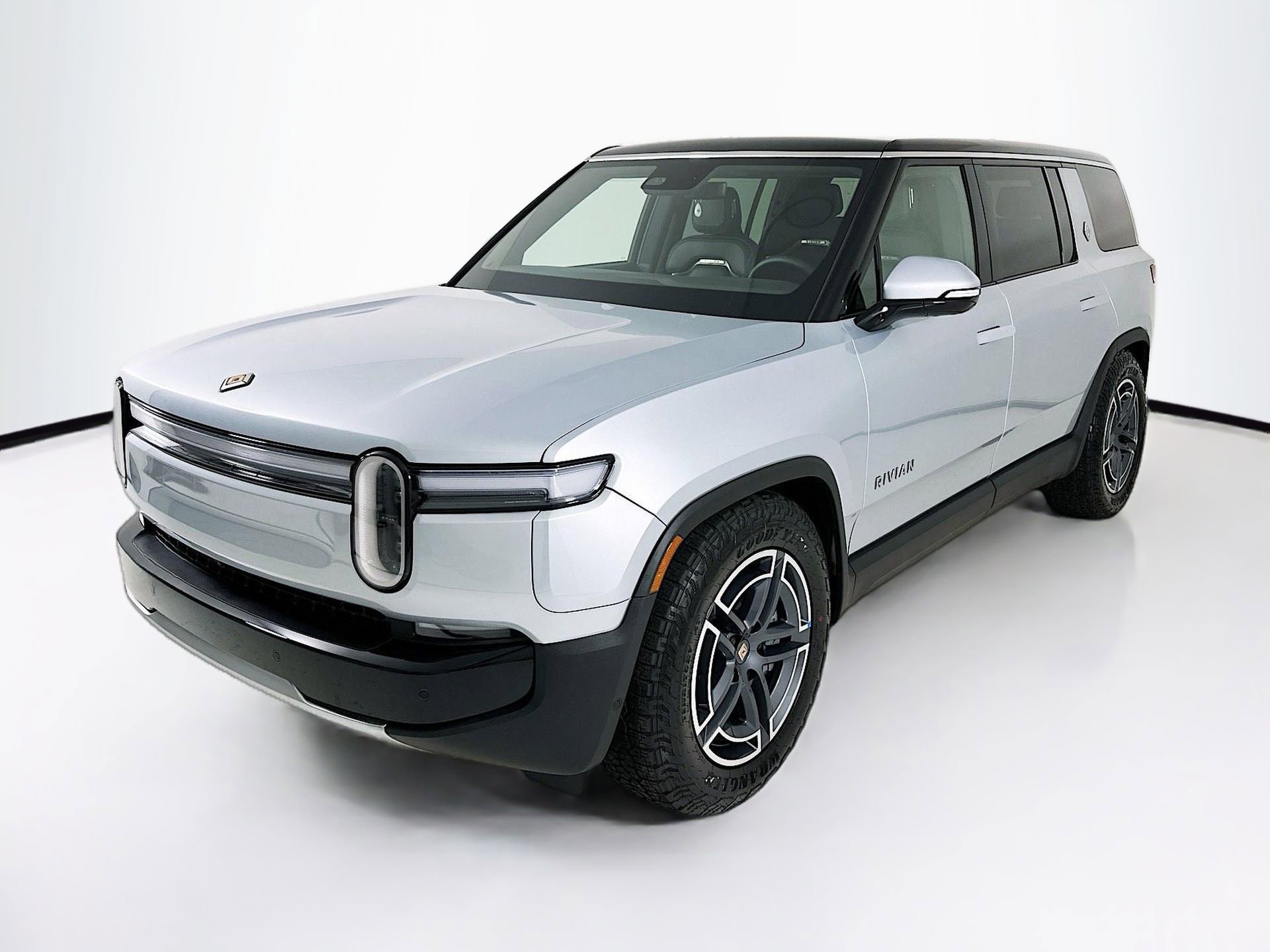 Used 2026 Rivian R1S Adventure image 3