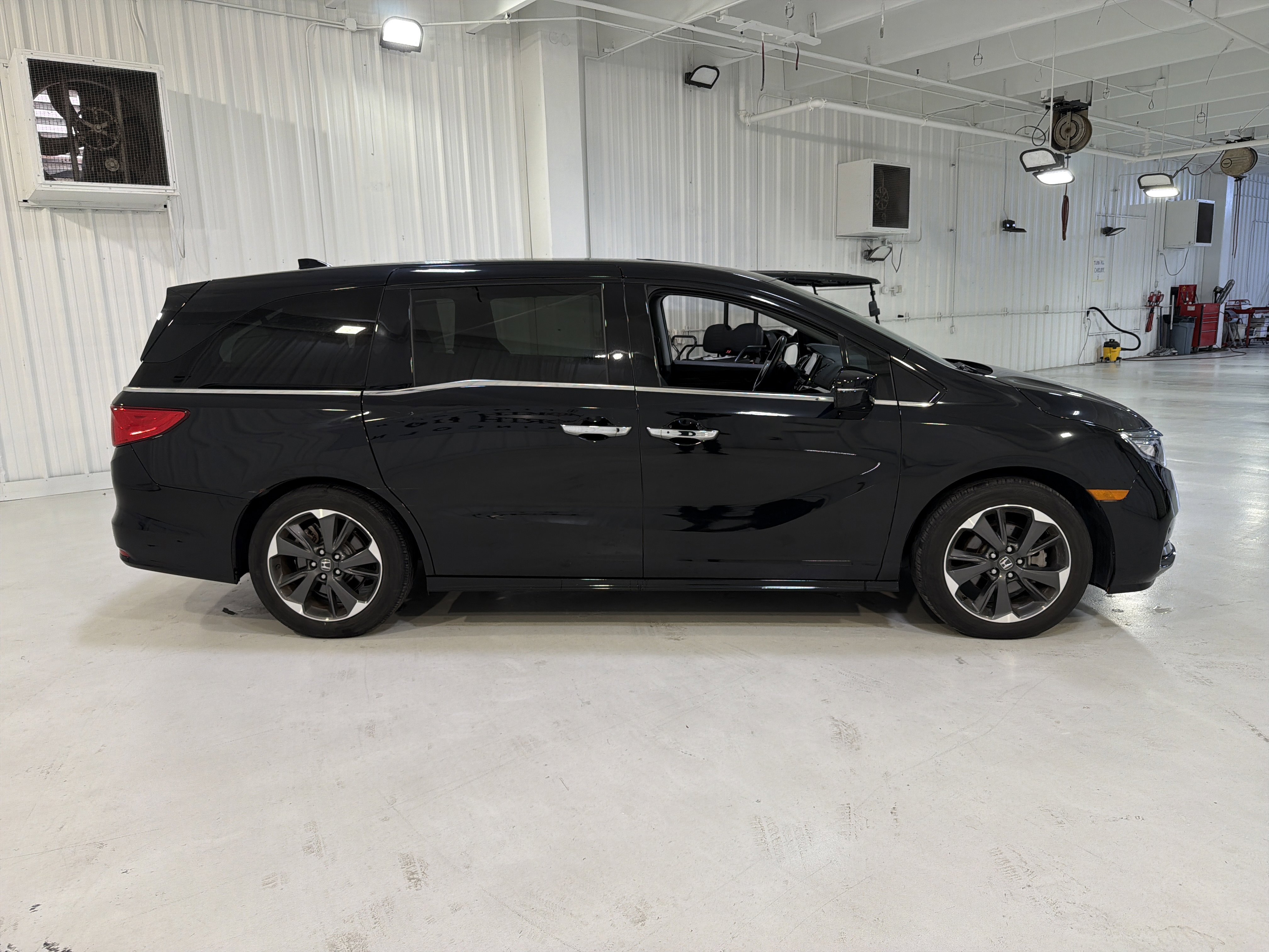 Used 2023 Honda Odyssey Elite image 6